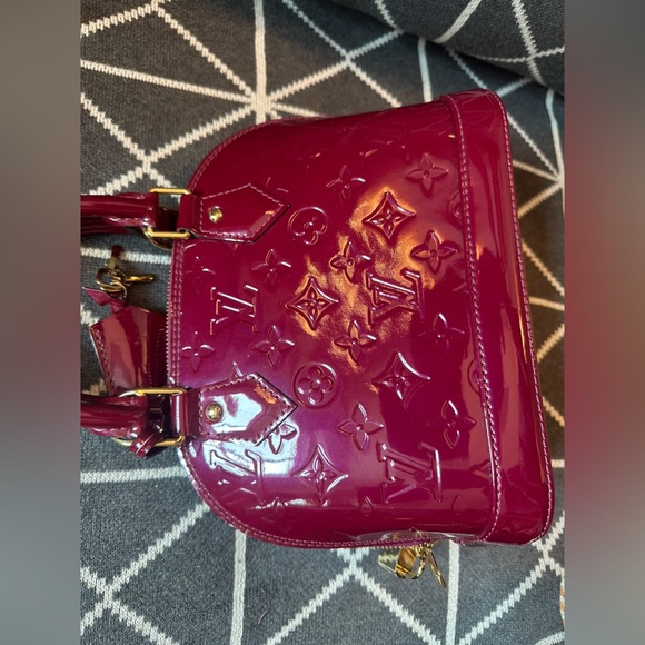 Louis Vuitton Vernis Alma BB with dust bag, strap and box. Comes with COA. - Picture 12 of 15